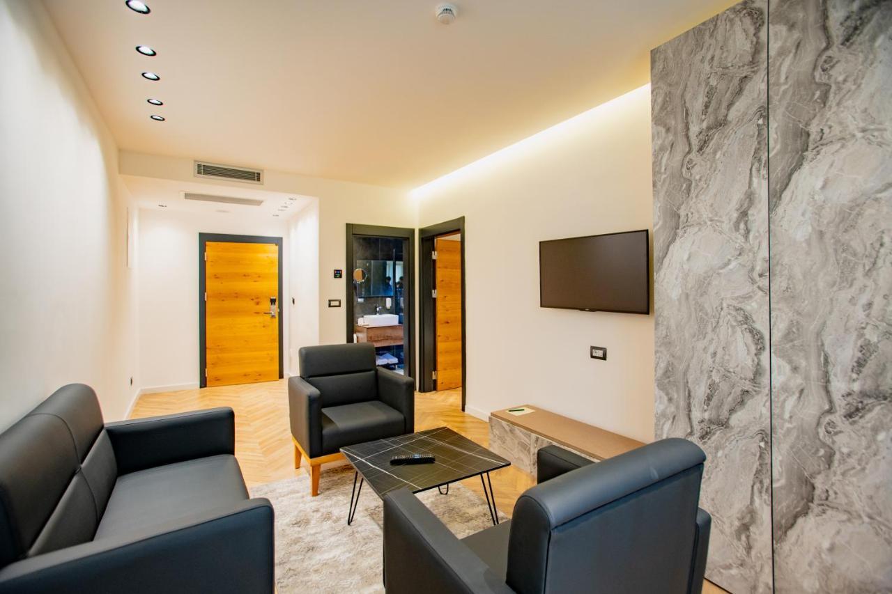 Ador Hotel Priştine Dış mekan fotoğraf